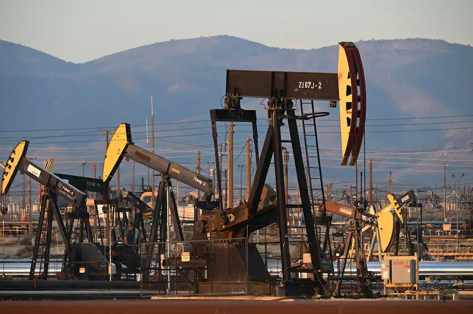 Oil Edges Lower as Saudi Arabia Faces Pressure Over Export Flows