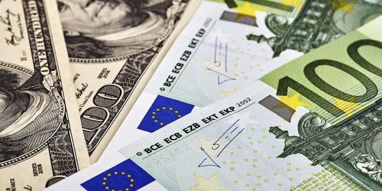 Euro hits three‑month low against dollar as oil rise and Fed rate hike bets weigh